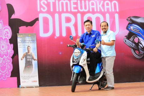 GM Marketing Suraco Jaya Abadi Motor Main Dealer Yamaha di Sulselbar (Frengki J Tunandar) dan Asisten GM Marketing PT Yamaha Indonesia Motor Manufacturing Mohammad Masykur