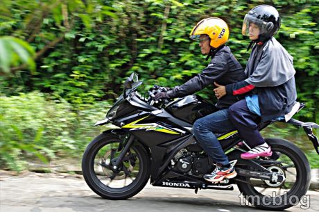 CBR150R-R15-tandem-4