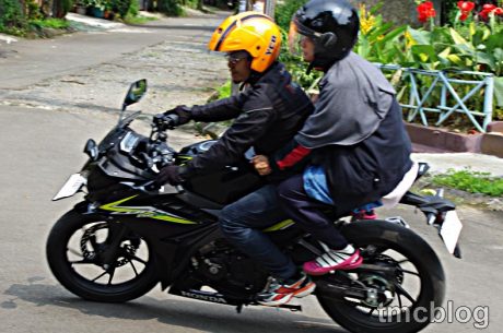 CBR150R-R15-tandem-6