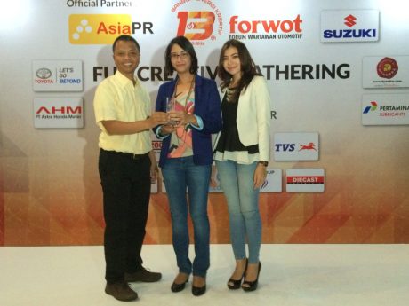 Perwakilan PT SIS Bersama Ketua Forwot Indonesia, Indra Prabowo (Paling kiri) saat menerima penghargaan 'Brand Otomotif dengan CSR Edukasi Terbaik 2016'