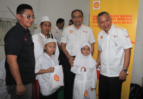 Presiden Direktur PT Shell Indonesia, Darwin Silalahi (kanan) bersama General Manger Retail Shell Indonesia, WAhyu Indrawanto (dua kanan) dan Senior Vice President GPC Aksi Cepat Tanggap (ACT), Imam Akbari (kiri) berbincang dengan sejumlah anak di Panti Asuhan Khairunnisa saat pemberian 1000 santapan buka puasa oleh Shell Indonesia, Jakarta, Jumat (10/6). PT Shell Indonesia menggelar program "kebaikan berlipat ganda, berbagi nikmat berbuka" kepada pemegang kartu Shell Clubsmart untuk memberikan donasi berupa poin clubsmart yang bisa ditukarkan menjadi santapan 10000 anak dari berbagai panti asuhan di wilayah Jabodetabekdan Bandung selama ramadhan.Koran Jakarta/Wahyu AP;Digital IMage;20160610