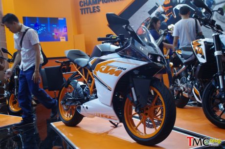 2016-ktm-rc200-027