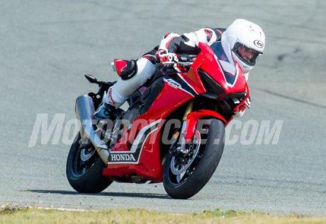 091416-2017-honda-cbr1000rr-spied-cbr_hi-3-563x388