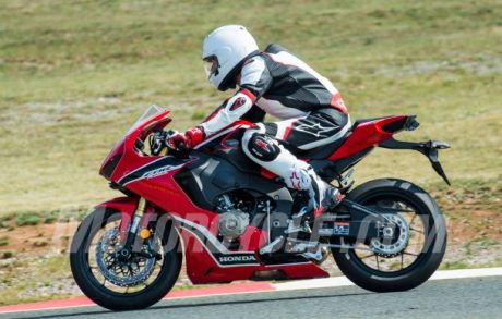 091416-2017-honda-cbr1000rr-spied-cbr_hi-5-609x388