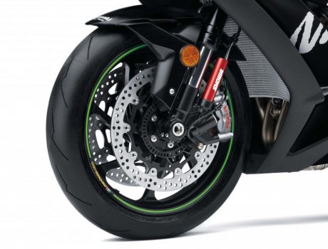100416-2017-kawasaki-ninja-zx-10rr-hi_17zx1000z_201bk1fsa00d_c-768x585