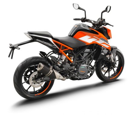 159740_ktm-duke-250-right-rear-my-2017-studio