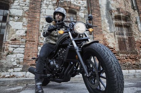 2017-honda-rebel-500-300-lifestyle-12
