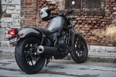 2017-honda-rebel-500-300-lifestyle-21