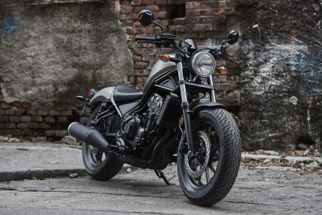 2017-honda-rebel-500-300-lifestyle-22