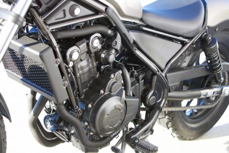2017-honda-rebel-500-300-lifestyle-24