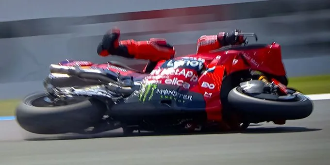 Penjelasan Marc Marquez Lolos dari penalty Setelah Crash saat yellow ...