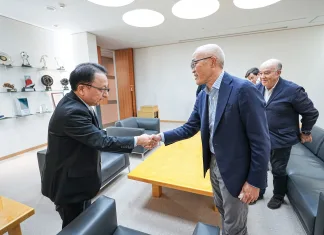 Bos Besar Liberty Media (Pemilik MotoGP & F1) Sambangi Markas Yamaha di Iwata! Sinyal Kuat Kolaborasi Masa Depan?